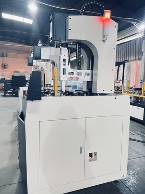 Semi Automatisch Karton die Machine, Vier Kanten vastbinden die de Mobiele Dekking van de Doosmachine vouwen