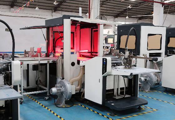 Visueel positioneringssysteem 45 stuks per minuut rigide doos maken machine voor horloge speelgoed telefoon schoenen