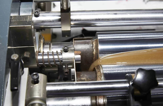 LS-1246D Volledig automatische hogesnelheid dubbele vormen van snoep Computer telefoon rigide doos maken machine 40 stuks/min