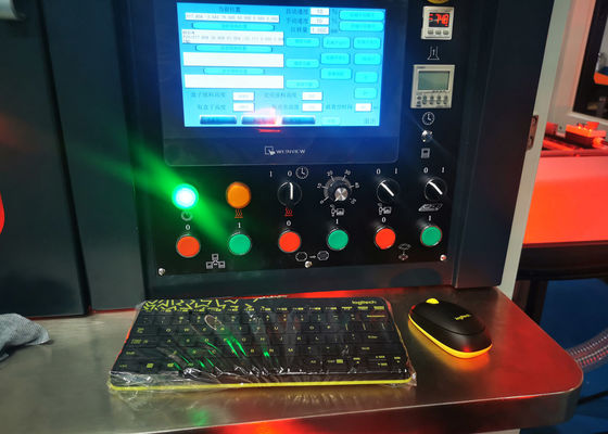 Stijve Vakje Boekdekking die Machine Plaatsende Machine 40pcs/min voor Verpakking lijmen