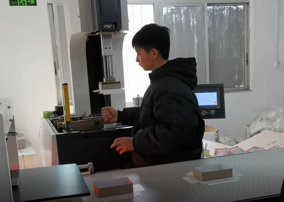 De halfautomatische Stijve Cellphone-Dozen Verpakkende Machine kan ook Kosmetische Dozen maken