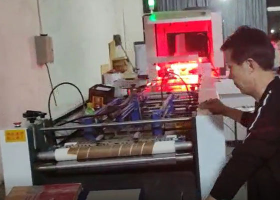 Houtvezelplaatdoos die de Telefoondekking vouwen die van de Machine volledig Automatische Cel Machine maken